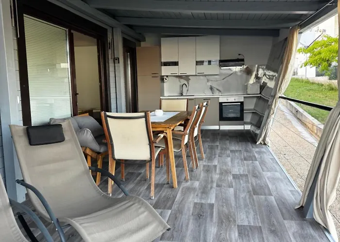 House Chris Pakoštane